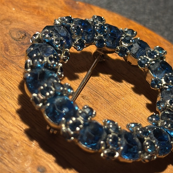 Vintage Warner Blue Rhinestone Circle Wreath Brooch Pin Signed - Picture 2 of 8